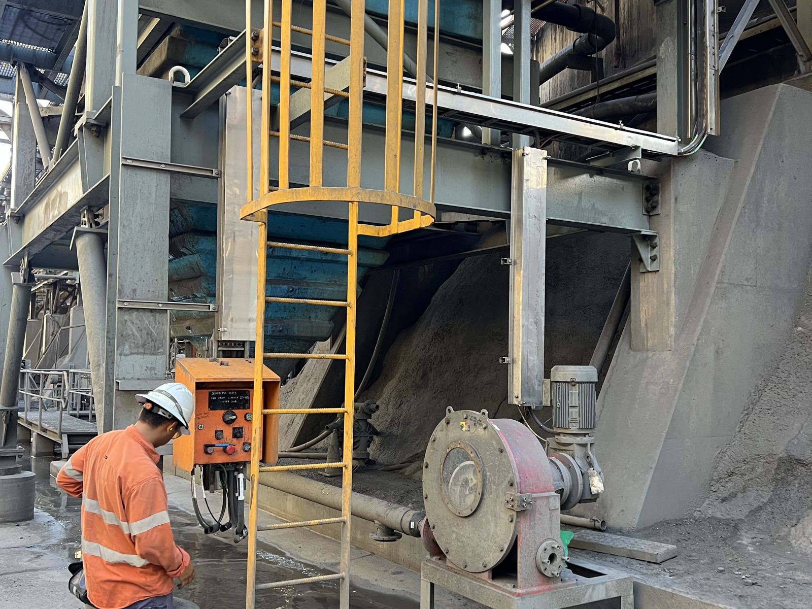 Maintenance on a pump drive with a local control station